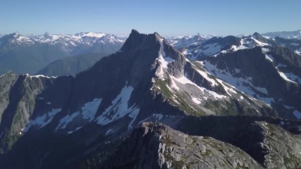 Luchtfoto Van Het Prachtige Canadese Berglandschap Tijdens Een Heldere Zonnige — Stockvideo
