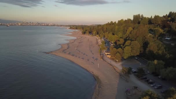 美丽的空中景观的一个充满活力的夏季日落在海滩与市中心城市的背景 西班牙银行 温哥华 不列颠哥伦比亚省 加拿大 — 图库视频影像