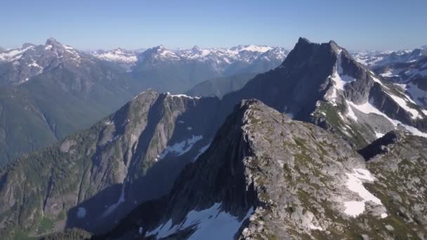 Vista Aérea Del Hermoso Paisaje Montañoso Canadiense Durante Brillante Día — Vídeo de stock