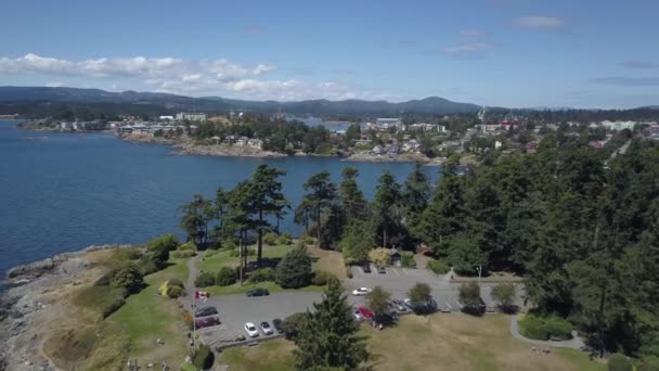 Vue aérienne de la belle côte rocheuse sur l'océan Pacifique par une journée ensoleillée d'été. Prise dans la capitale Victoria, île de Vancouver, Colombie-Britannique, Canada .
