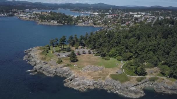 Vue aérienne de la belle côte rocheuse sur l'océan Pacifique par une journée ensoleillée d'été. Prise dans la capitale Victoria, île de Vancouver, Colombie-Britannique, Canada .