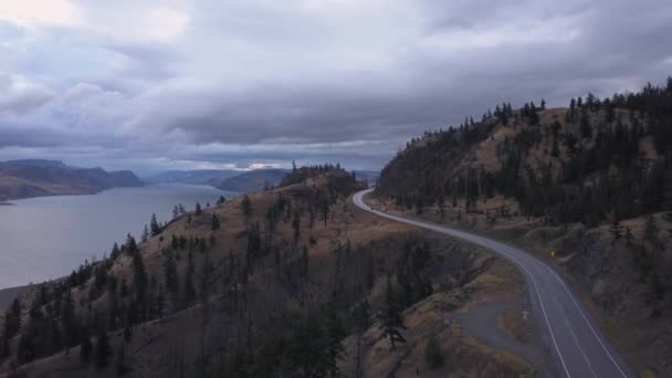 Images aériennes de drones 4k montrant un paysage pittoresque lors d'un lever de soleil spectaculaire. Pris près de Kamloops, Colombie-Britannique, Canada .
