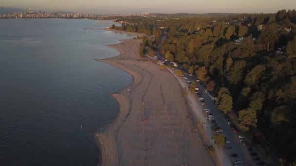 Красиві Пташиного Польоту Яскраві Літнього Сонця Пляжі Центром Міста Фоновому — стокове відео