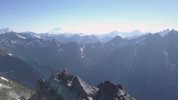 Luftaufnahme Der Wunderschönen Kanadischen Berglandschaft Einem Strahlend Sonnigen Sommertag Der — Stockvideo