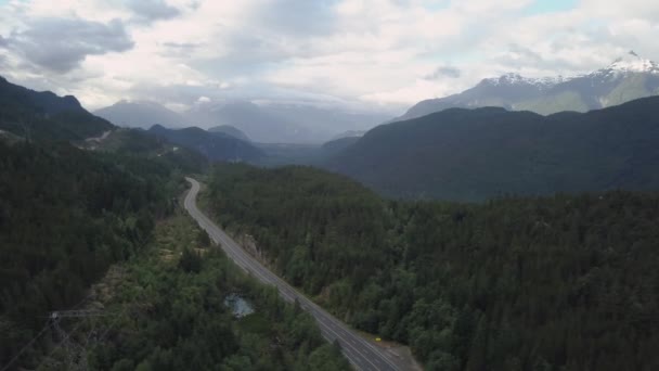 Vista Aérea Una Ruta Panorámica Valle Entre Las Montañas Durante — Vídeos de Stock