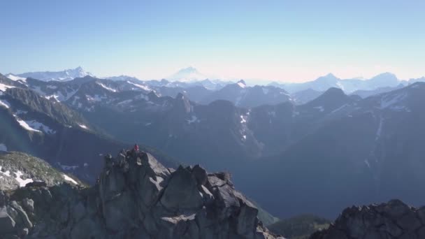 Luchtfoto Van Het Prachtige Canadese Berglandschap Tijdens Een Heldere Zonnige — Stockvideo