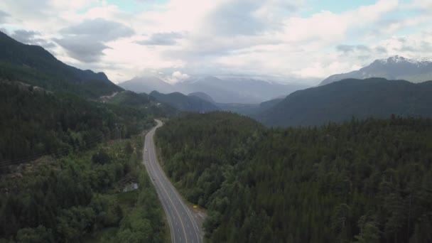 Widok Malownicze Trasy Dolinie Pomiędzy Górami Pochmurny Dzień Podjęte Łączącej — Wideo stockowe