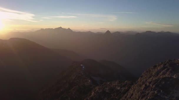 Vue Aérienne Magnifique Paysage Montagneux Canadien Lors Coucher Soleil Estival — Video