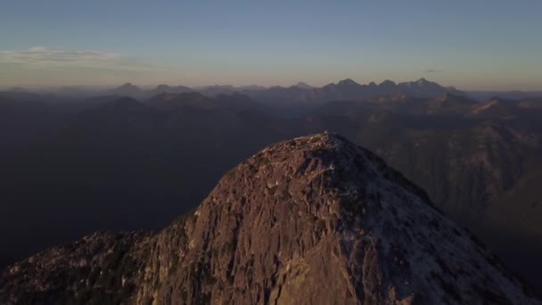 Flygfoto Över Vackra Kanadensiska Bergslandskap Färgstark Och Levande Sommar Solnedgång — Stockvideo