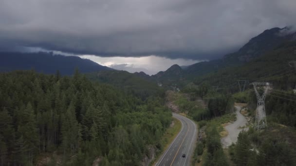 Letecký Pohled Vyhlídkovou Trasu Údolí Mezi Horami Během Zamračený Den — Stock video