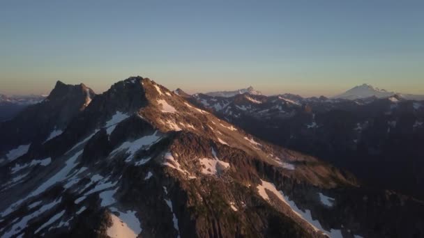 Vista Aérea Bela Paisagem Montanhosa Canadense Durante Pôr Sol Colorido — Vídeo de Stock