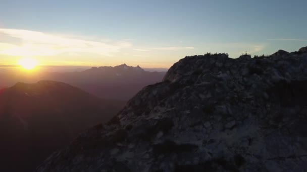 Flygfoto Över Vackra Kanadensiska Bergslandskap Färgstark Och Levande Sommar Solnedgång — Stockvideo