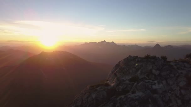 Vue Aérienne Magnifique Paysage Montagneux Canadien Lors Coucher Soleil Estival — Video