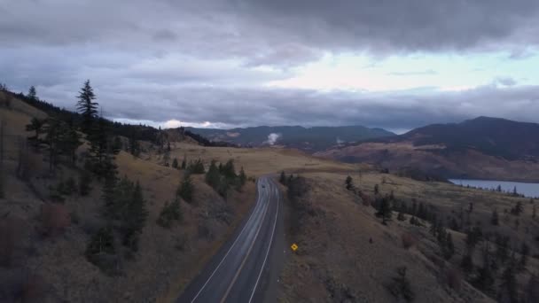 Images aériennes de drones 4k montrant un paysage pittoresque lors d'un lever de soleil spectaculaire. Pris près de Kamloops, Colombie-Britannique, Canada .