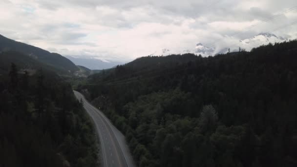 Hava Dron Görünümünü Gökyüzü Karayoluna Dağlarla Çevrili Bir Vadinin Deniz — Stok video