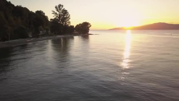 ビーチで鮮やかな夏の夕日の美しい撮 スペインの銀行は バンクーバー ブリティッシュ コロンビア州 カナダでの撮影 — ストック動画