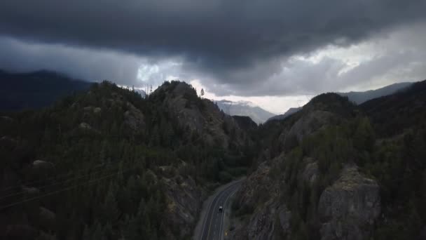 Flygfoto Vacker Naturskön Riksväg Omgiven Kanadensiska Berg Sommarmorgon Med Molnig — Stockvideo