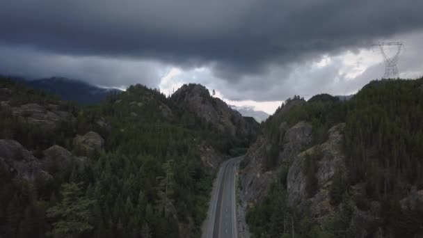 Vista Aérea Una Hermosa Ruta Panorámica Carretera Rodeada Montañas Canadienses — Vídeos de Stock