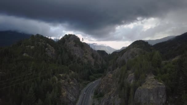 Vista Aérea Una Hermosa Ruta Panorámica Carretera Rodeada Montañas Canadienses — Vídeos de Stock