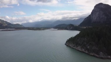Hava 4 k dron görüntüleri Kanada manzara karanlık ve kasvetli sabah erken sırasında. Alınan Rock Bay deniz, Kuzey Vancouver Adası, British Columbia, Kanada.