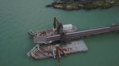 Squamish, British Columbia'da yapılacak bir eski terk edilmiş feribot dock cihazının havadan görünümü.