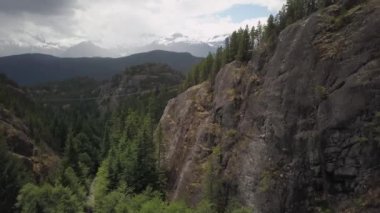 Gündoğumu zaman atlamalı Squamish şehir üzerinde Şef dağ yukarıdan izlendi. Vancouver, British Columbia, Kanada kuzeyindeki alınan.