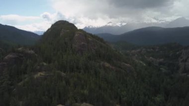 Gündoğumu zaman atlamalı Squamish şehir üzerinde Şef dağ yukarıdan izlendi. Vancouver, British Columbia, Kanada kuzeyindeki alınan.