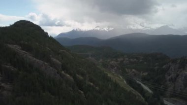 Gündoğumu zaman atlamalı Squamish şehir üzerinde Şef dağ yukarıdan izlendi. Vancouver, British Columbia, Kanada kuzeyindeki alınan.