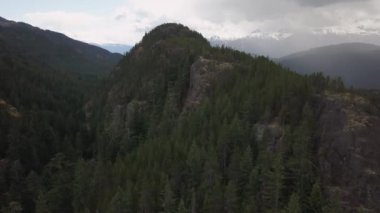 Gündoğumu zaman atlamalı Squamish şehir üzerinde Şef dağ yukarıdan izlendi. Vancouver, British Columbia, Kanada kuzeyindeki alınan.