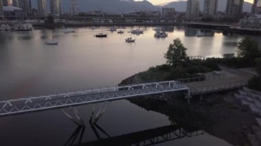 Hava güzel görünümünü False Creek, Downtown Vancouver, British Columbia, Kanada yaya köprüsü. Canlı yaz gün doğumu sırasında alınan.