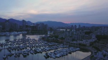 Yelkenli tekneler hava görünümünü Marinada şehir merkezinde şehir manzarası ile arka planda Park. False Creek, Vancouver, British Columbia, Kanada, sabah gün doğumu sırasında alınan.
