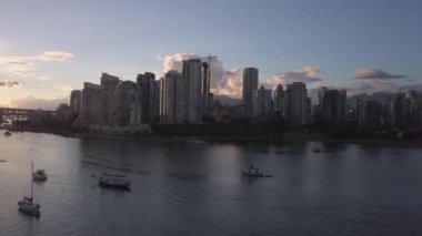 Güzel turistik şehir manzarası renkli ve canlı yaz gün batımı sırasında hava görünümünü. False Creek şehir merkezinde alınan Vancouver, British Columbia, Kanada.