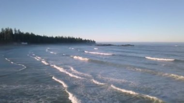 Pasifik Okyanusu güzel kıyısında yaz gün doğumu sırasında hava görünümünü. Estevan ve Ucluelet Vancouver Adası, British Columbia, Kanada yakın çekilen video.