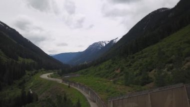 Havadan görünümü bulutlu gökyüzü ile bir yaz sabahı sırasında Kanada dağlarla çevrili bir güzel manzara otoyol rota üzerinde. Umut, Bc, Kanada yakınındaki Coquihalla Hwy üzerinde gerçekleştirilen.