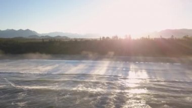 Pasifik Okyanusu güzel kıyısında yaz gün doğumu sırasında hava görünümünü. Estevan ve Ucluelet Vancouver Adası, British Columbia, Kanada yakın çekilen video.