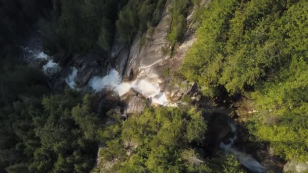 Όμορφη Φύση Άποψη Από Πάνω Της Έναν Τεράστιο Καταρράκτη Πέφτει — Αρχείο Βίντεο