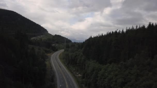 Vue aérienne sur une belle route panoramique entourée de montagnes canadiennes pendant une matinée d'été avec un ciel nuageux. Emmené sur Sea to Sky Hwy près de Whistler, BC, Canada .
