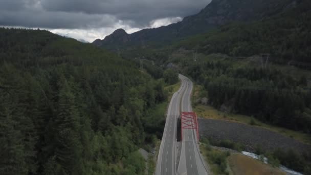 Flygfoto Vacker Naturskön Riksväg Omgiven Kanadensiska Berg Sommarmorgon Med Molnig — Stockvideo