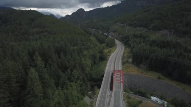 夏の朝 曇り空の中にカナダの山々 に囲まれた美しい風光明媚な道路ルートの空中写真 ウィスラー ブリティッシュ コロンビア カナダの近くの空のハイウェイに海で撮影 — ストック動画