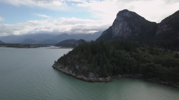 ドローンの映像カナダの風景暗いと悲観的な早朝中 ロック ベイ海洋 北のバンクーバーの島 ブリティッシュ コロンビア カナダで撮影 — ストック動画