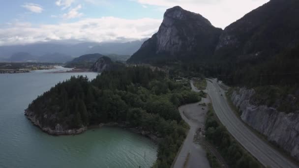 Vista Aérea Una Hermosa Ruta Panorámica Carretera Rodeada Montañas Canadienses — Vídeos de Stock