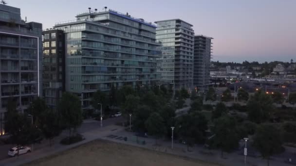 郊区的商业和住宅建筑鸟瞰图 在加拿大不列颠哥伦比亚省的大温哥华萨里分校 — 图库视频影像