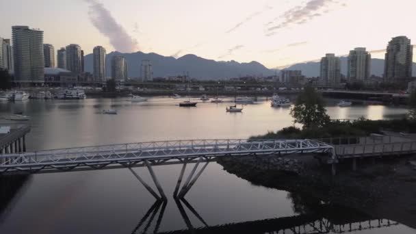 位于加拿大不列颠哥伦比亚省温哥华市中心的假溪行人天桥鸟瞰图 在一个充满活力的夏日日出中拍摄 — 图库视频影像