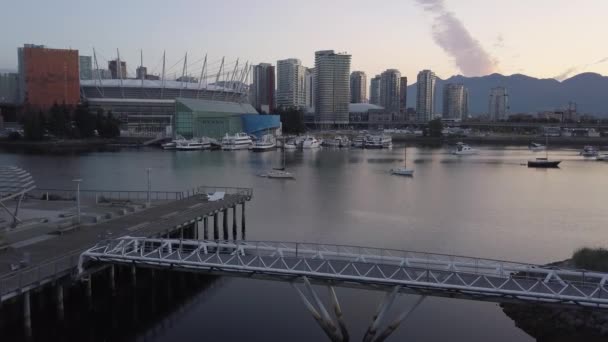 Hermosa Vista Aérea Del Puente Peatonal False Creek Centro Vancouver — Vídeos de Stock