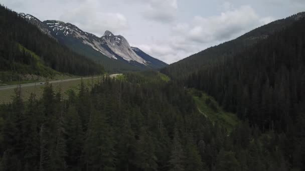 在一个美丽的风景公路路线的鸟瞰在一个夏天的早晨与多云的天空包围的加拿大山脉 在加拿大公元前的惠斯勒附近海上飞向空中公路 — 图库视频影像