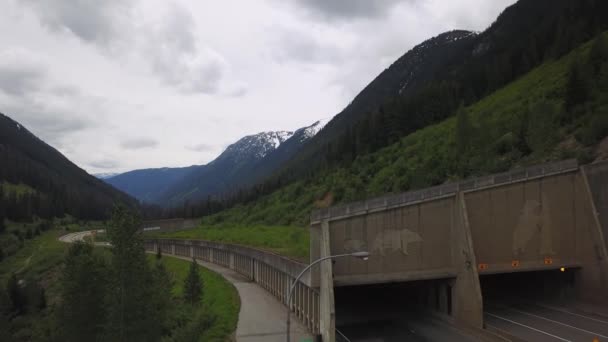 Widok Lotu Ptaka Trasie Piękne Malownicze Autostradą Otoczony Górami Kanadyjski — Wideo stockowe