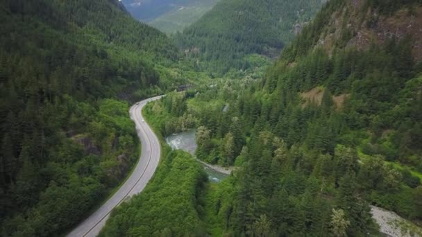 Vista Aérea Una Hermosa Ruta Panorámica Carretera Rodeada Montañas Canadienses — Vídeos de Stock