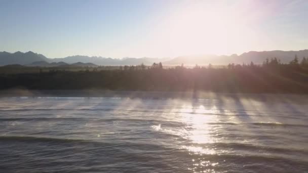 日当たりの良い夏の日の出の間の太平洋海岸の美しい自然景の空中写真は トフィーノ バンクーバー島 ブリティッシュ コロンビア州 カナダで撮影したビデオ — ストック動画