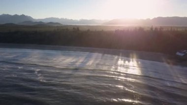 Güzel doğal deniz manzarası güneşli yaz gün doğumu sırasında hava görünümünü Pasifik Okyanusu kıyısında. Estevan, Vancouver Adası, British Columbia, Kanada çekilen video.