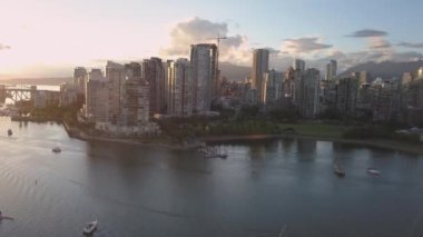 Güzel turistik şehir manzarası renkli ve canlı yaz gün batımı sırasında hava görünümünü. False Creek şehir merkezinde alınan Vancouver, British Columbia, Kanada.